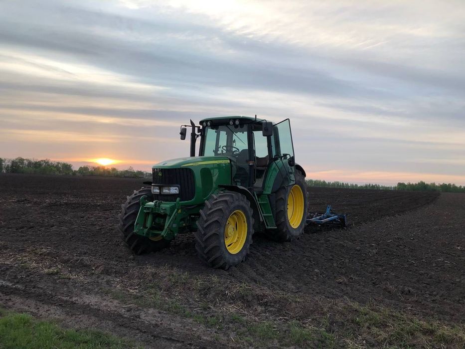 Трактор John Deere 6620
