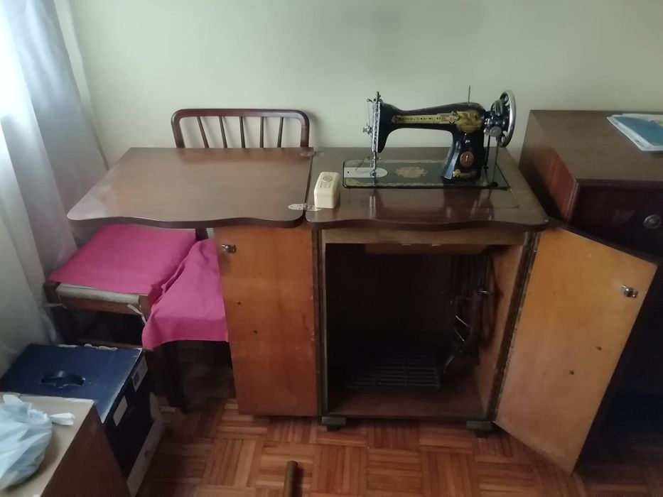 Máquina de costura com movel