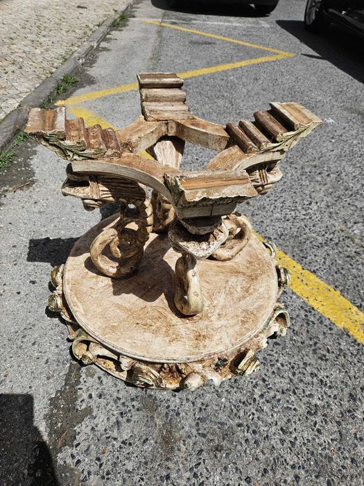 Mesa de Apoio Antiga em Madeira Entalhada com Tampo de Mármore