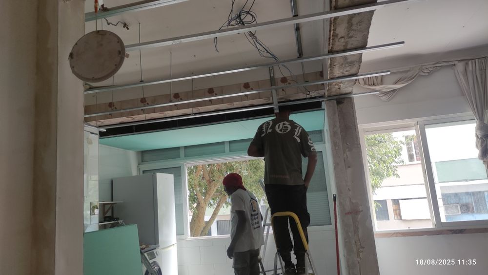 Remodelação. Pintura canalização elétrica