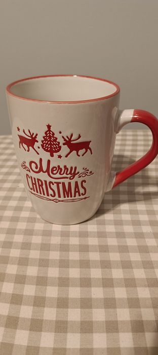 Kubki świąteczne ubrane w sweterki