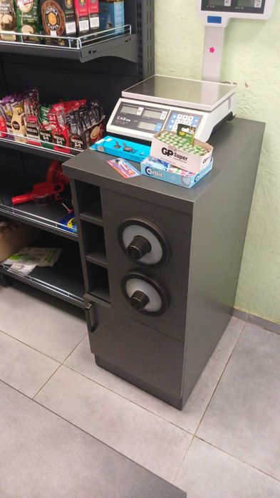 Стелажі торгові, кавомодуль, каса, холодильне та морозильне обладнання