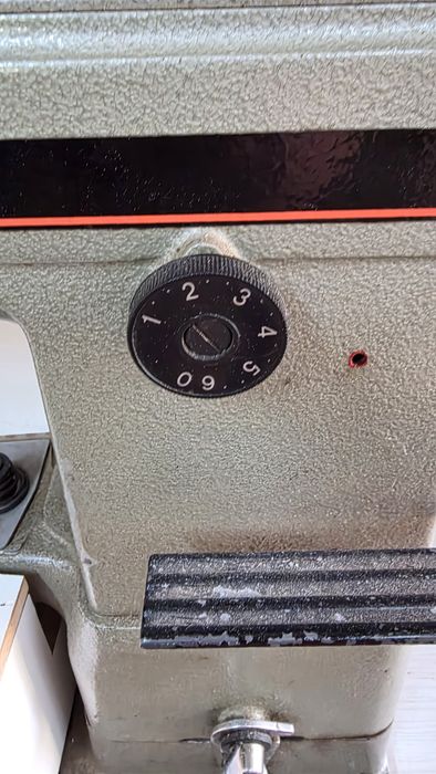 Máquina de costura triplo arrasto de braço