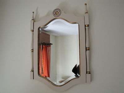 Espelho antigo com moldura em madeira lacada