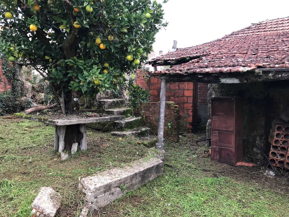 Casa rústica de aldeia com terreno, para reconstrução/remodelação.