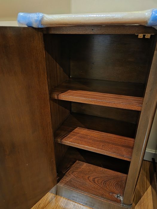 Mesas de cabeceira com tampos em mármore branco
