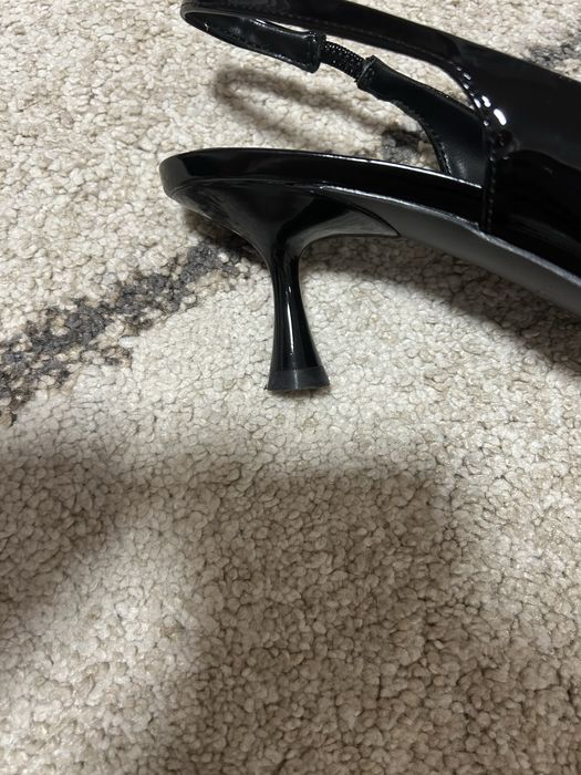 Czarne czółenka ze złotymi elementami JENNY