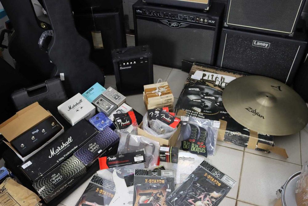 Grande Lote de Material Musical Profissional – Amplificadores, Pedais, Cases, Bateria, Guitarras e Acessórios