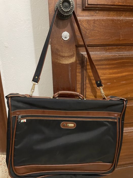 Porta-fatos com cabide e alça