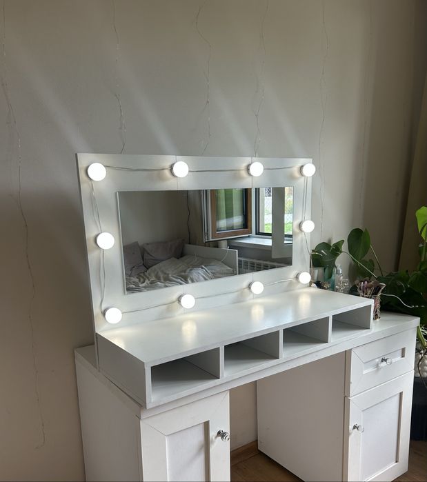 Toaletka z lustrem i oświetleniem LED
