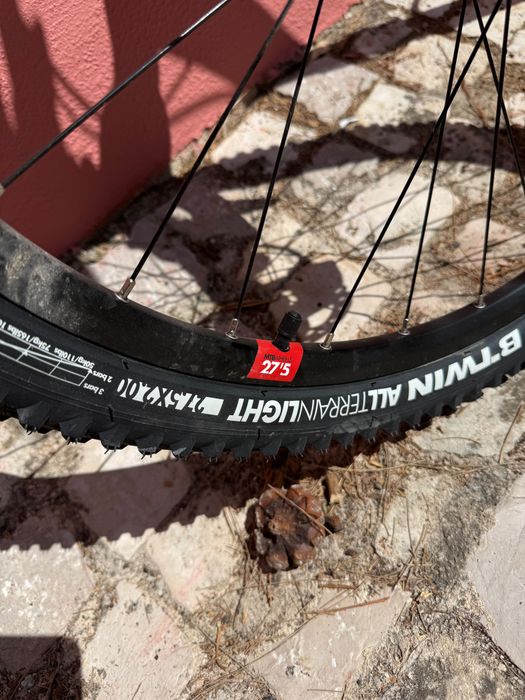 B’Twin Rockrider 540 XL – Suspensão Suntour, Travões de Disco Hidráulicos – Excelente Estado