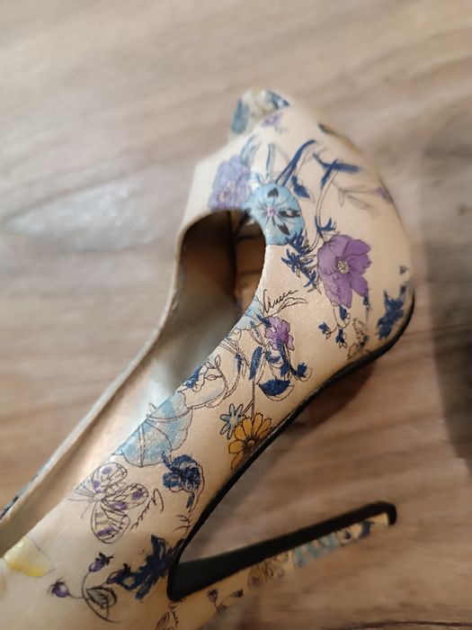 Sandália/sapato motivos florais com alto agulha - 38