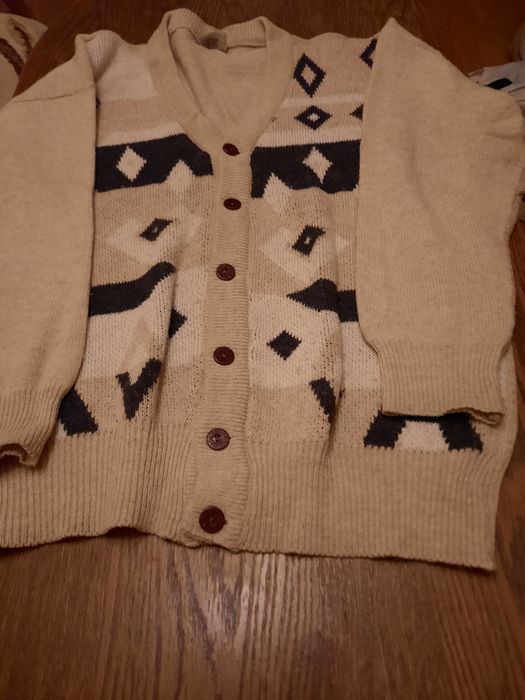 Męski sweter rozpinany.