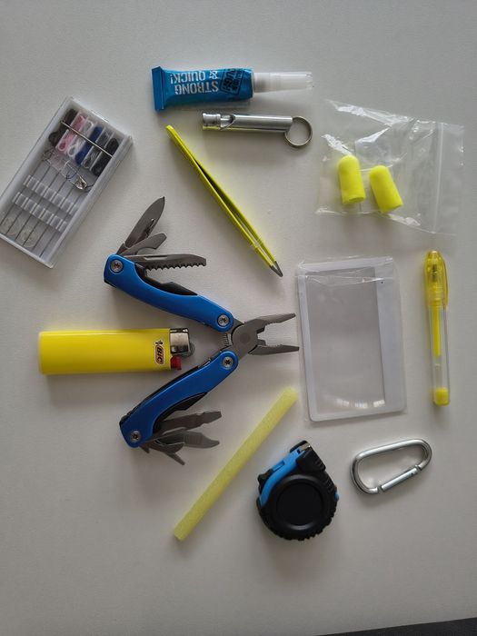 Zestaw Edc.Do nerki,torebki,plecaka.12 elem.Różne kolory.