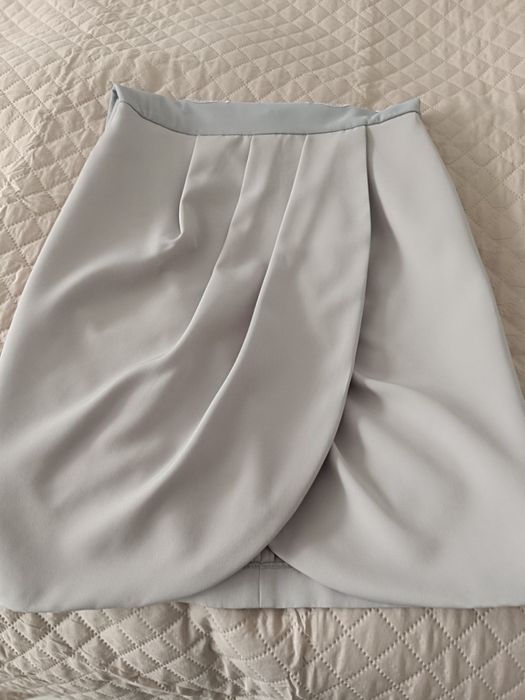 Elegancka sukienka z motywem koronkowym