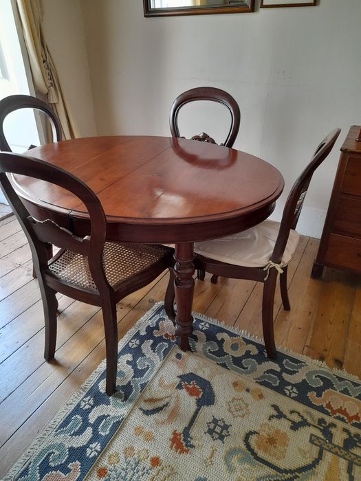 Mesa romântica com pés de enroscar   Em Nogueira