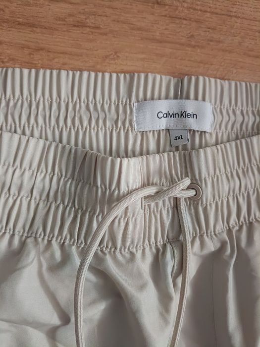 Spodenki Calvin Klein.jasne.ciwnkie .ściągane sznurki w pasie.zapraszam.