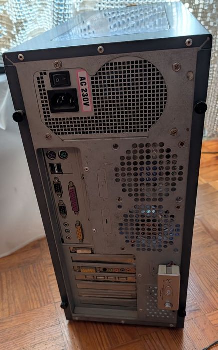 Torre PC Pentium III 733 mhz com 700 mb Ram