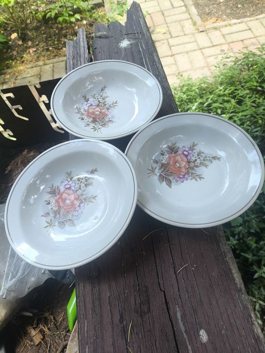 Nieduże głębokie porcelanowe talerze. Vintage