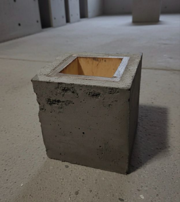 Ваза-кашпо бетонна із деревом, мінімалістична