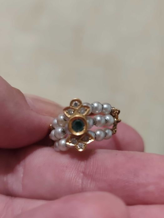 Anel em ouro com brilhantes, pérolas e esmeralda