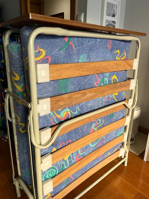 2 camas dobráveis com colchão - móvel de abrir e fechar com mesinha