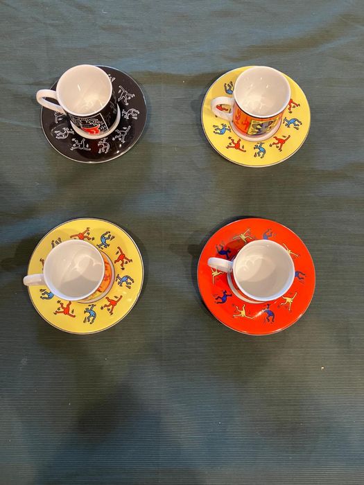 Chavenas de cafe com prato