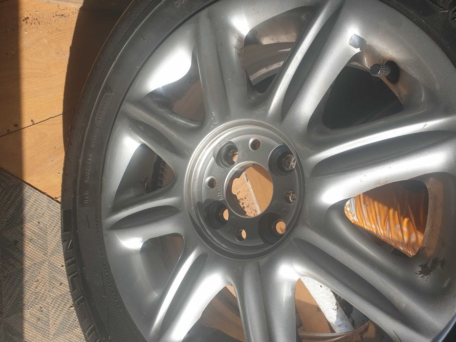 Pneu com Jante 195/ 65R 15 e discos de travão.