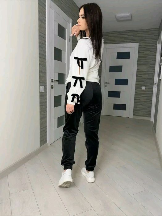 Жіночий спортивний костюм