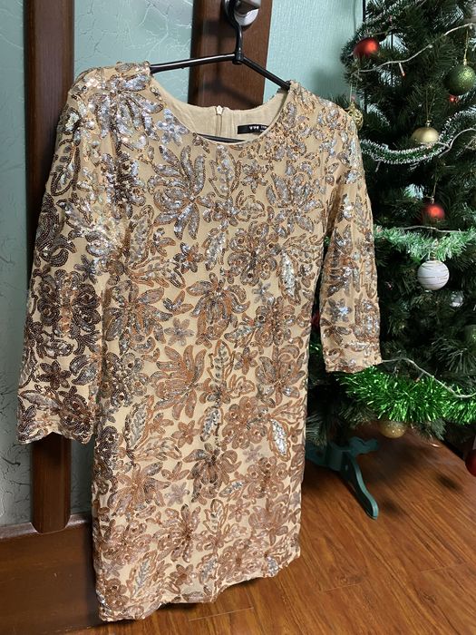 Чарівна бежева сукня в розшиту паєтку