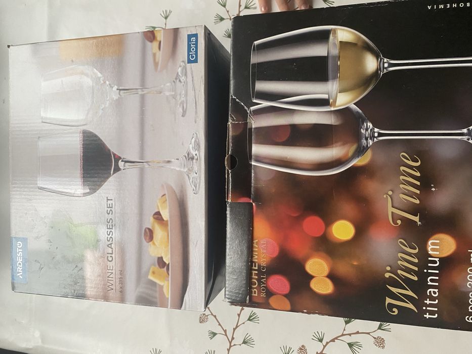 Продам 2 набори келихів для вина