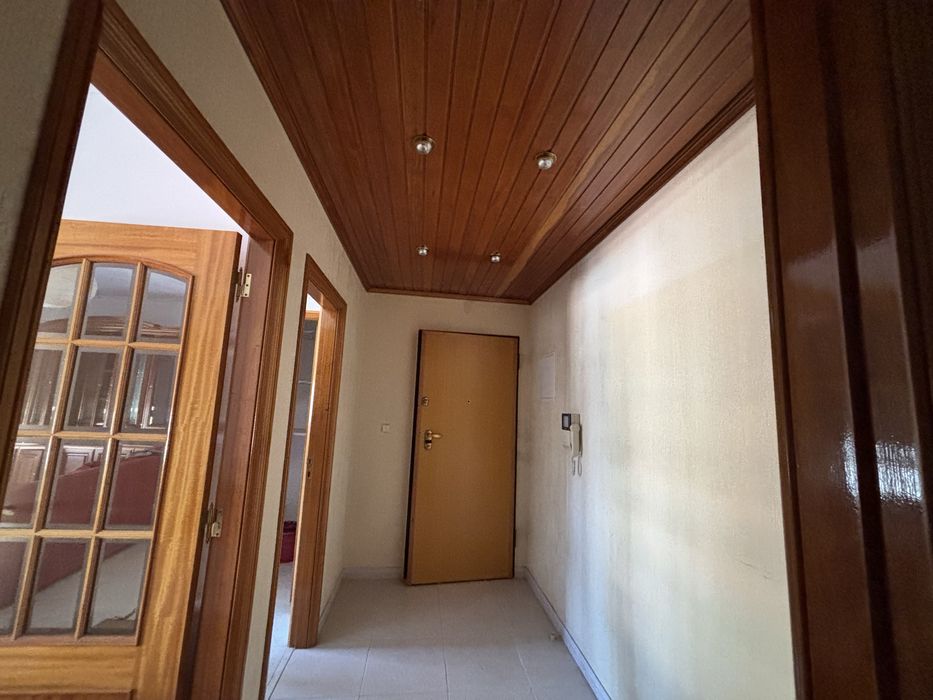“T3 117m² | Garagem 2 carros | 5.º andar c/elevador | Casal de Cambra”