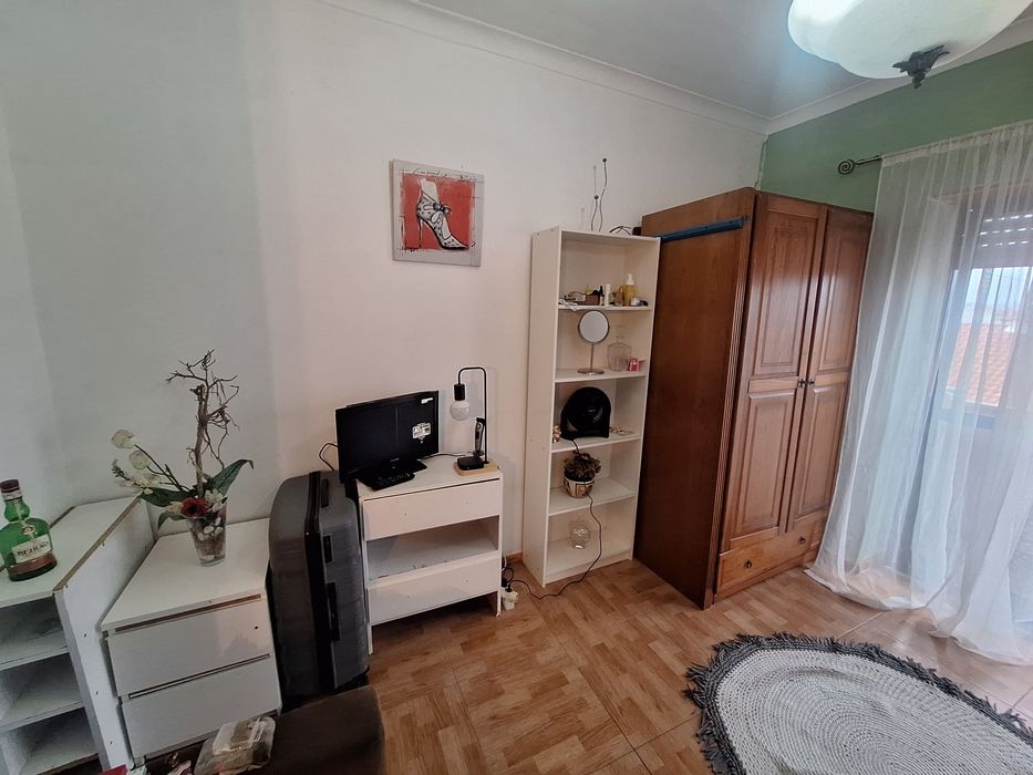 Quarto bem localizado em zona calma de Mem martins