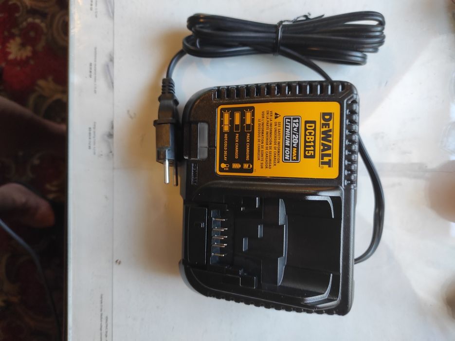 Адаптер Dewalt dcb115, 10-20v, 4a, питание 220v