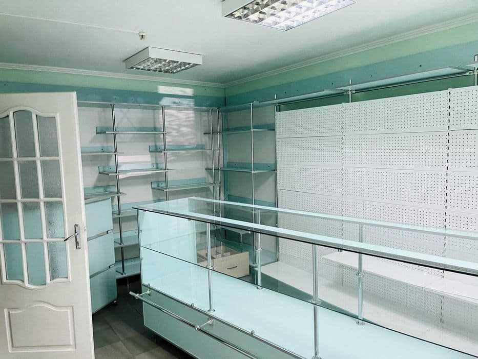 Продам витрины, стойки металлические, полки, торговое оборудование!б\у