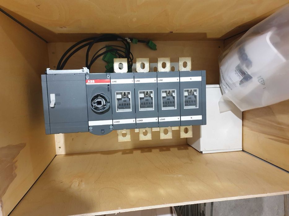 Рубильник перекидной ABB OT800E03CP 1SCA022785R6300 на 800 ампер