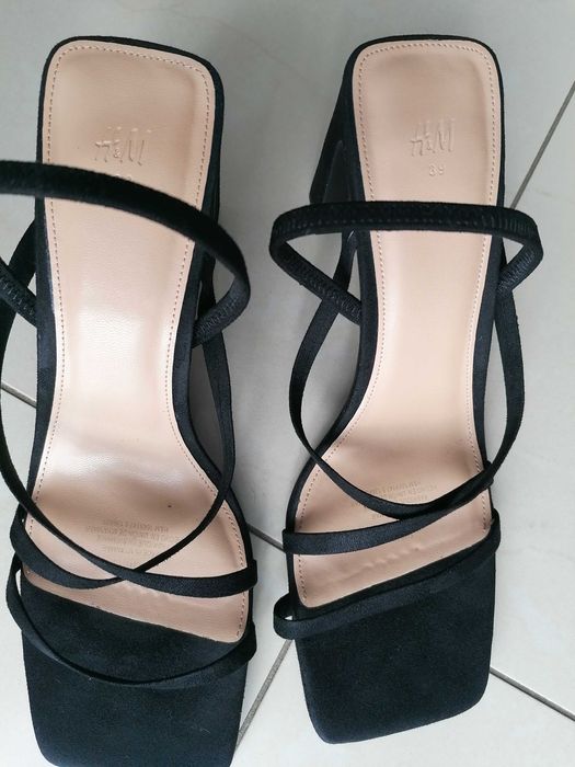 Szpilki paseczki H&M kolor czarny