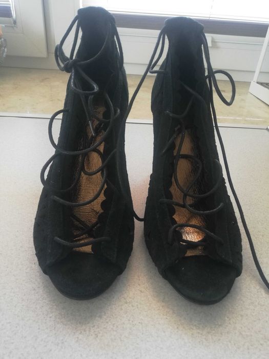 Zamszowe szpilki z Reserved