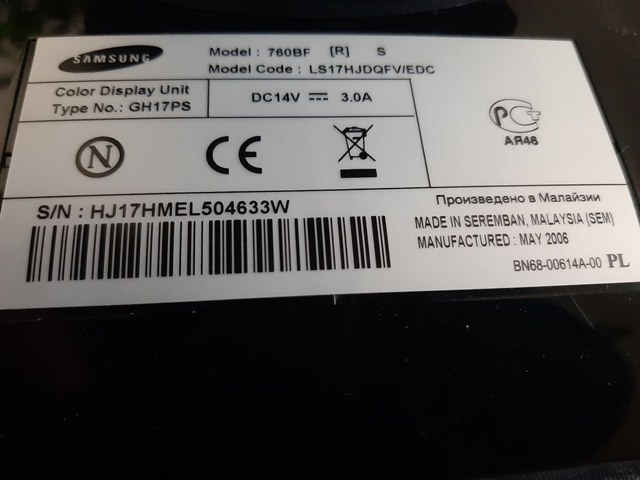 Монитор Samsung в хорошем состоянии.