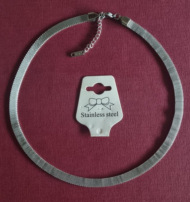 Colar/gargantilha prateada, em aço, com extensor.