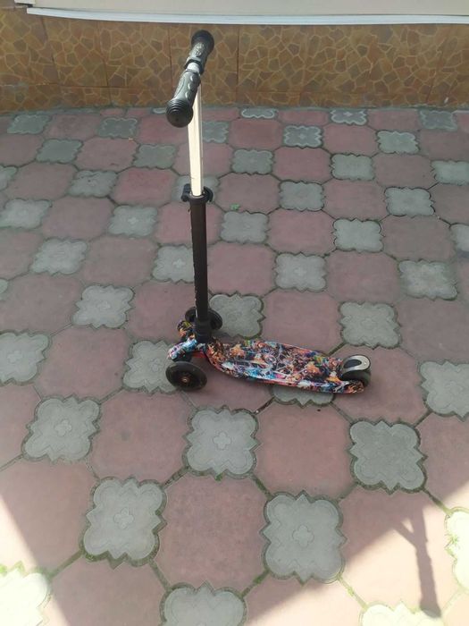Продається дитячий самокат трьохколісний