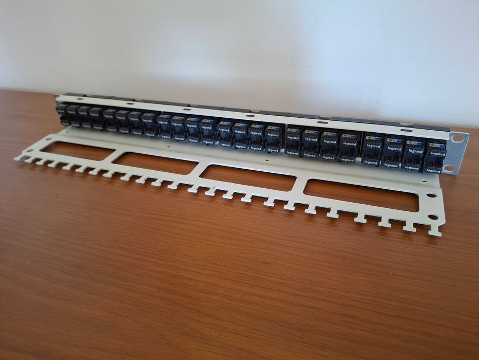 Switch Netgear 24 portas + Patch Panel Legrand