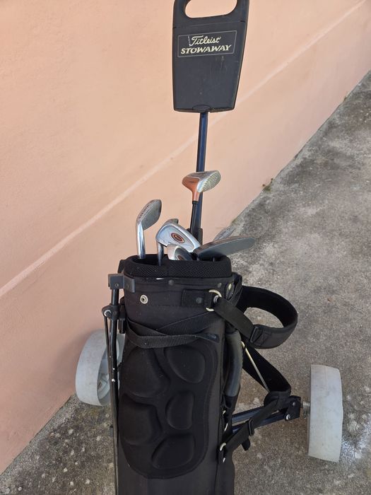 Carrinho de golf com tacos