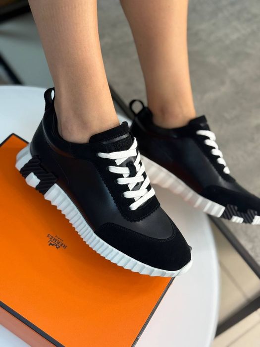 Кросівки Hermes, багато