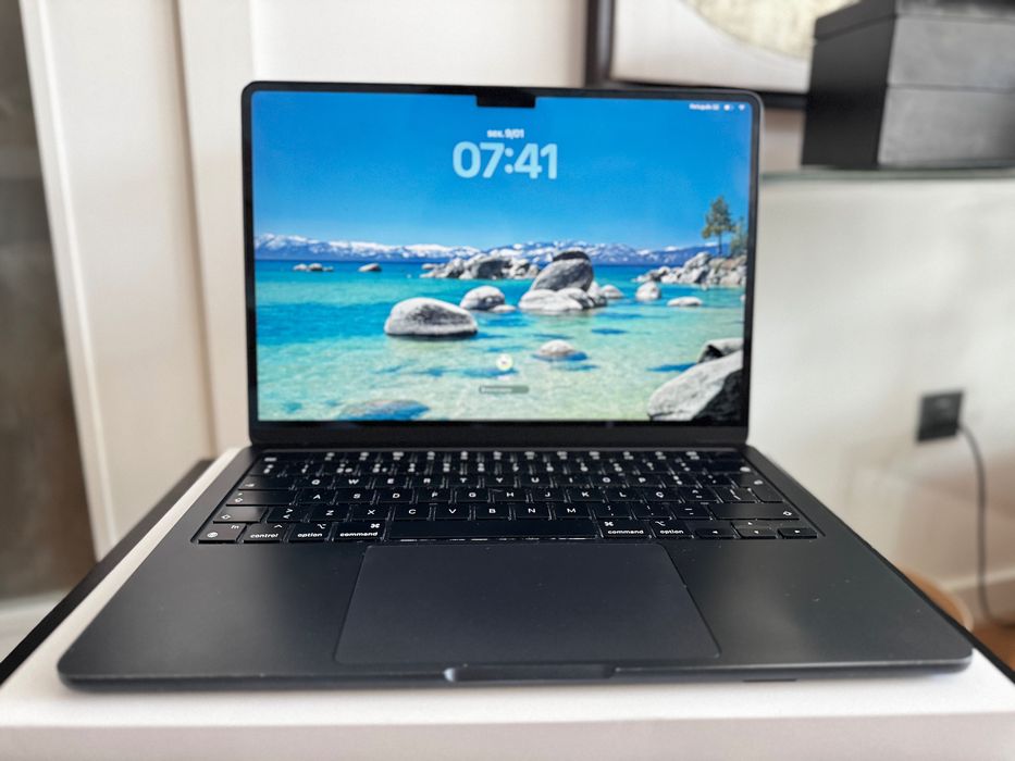 Portátil MacBook Air 13,6” M2 (2023) – Caixa + Acessórios Novos