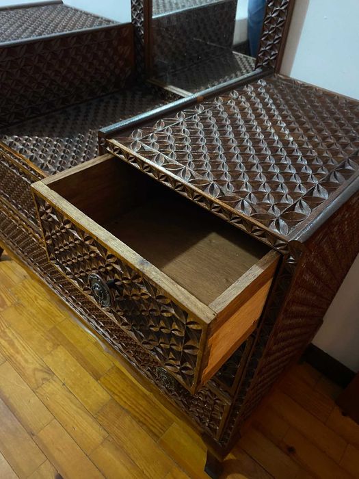 Cómoda de quarto trabalhada com espelho