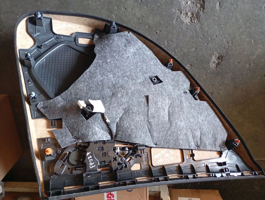 MERCEDES A W176 FORRA / QUARTELA PORTA TRAS DIREITA - FP027