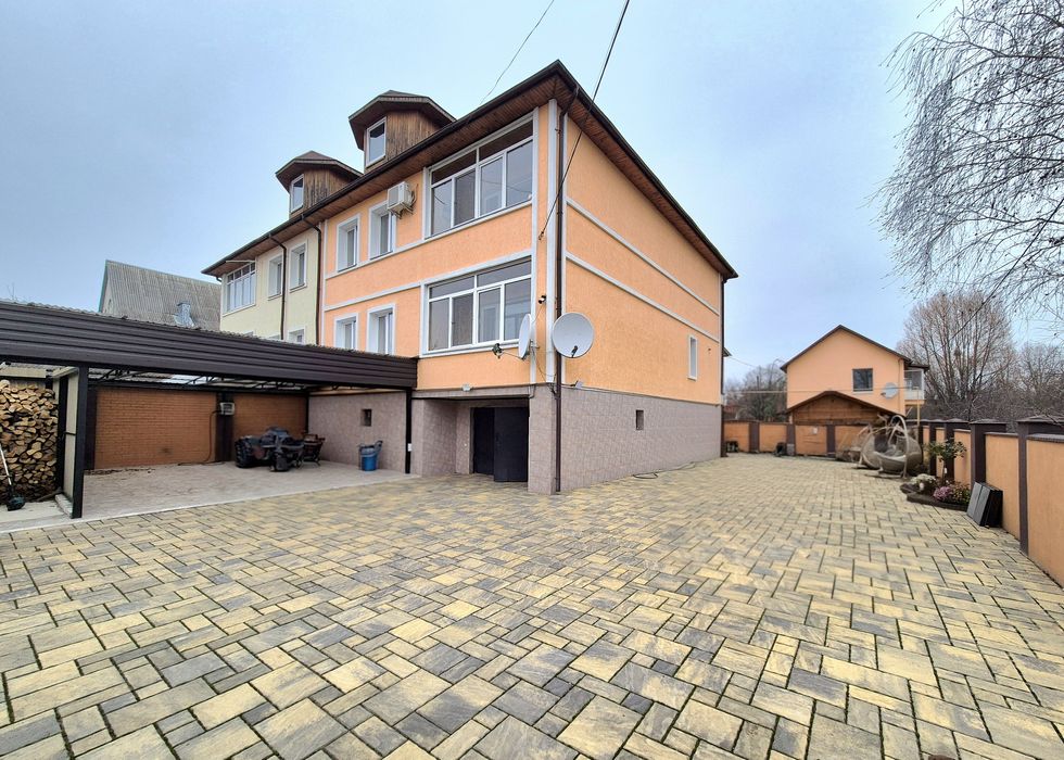 Два будинки з банею та зарибленим власним  озером р-н Аєропорту