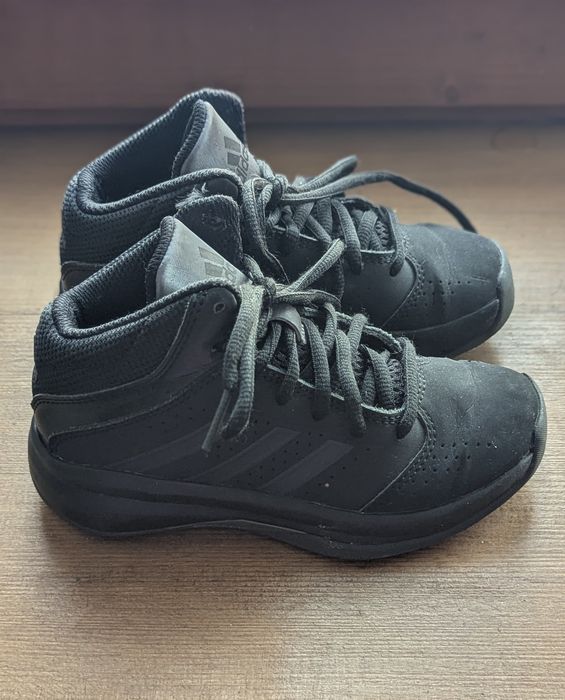 Дитячі баскетбольні кросівки adidas Isolation 2K