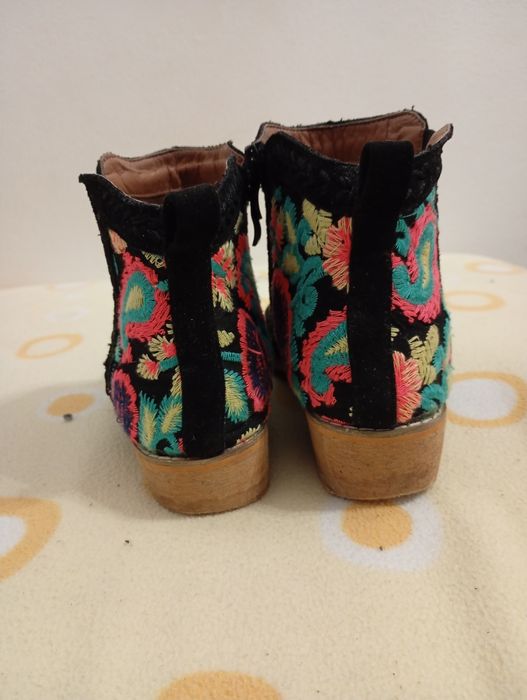 Botas pretas até ao tornozelo